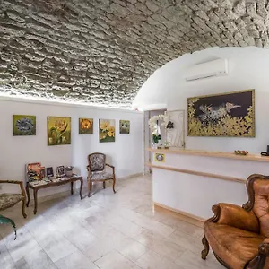 Hotel Queen House 